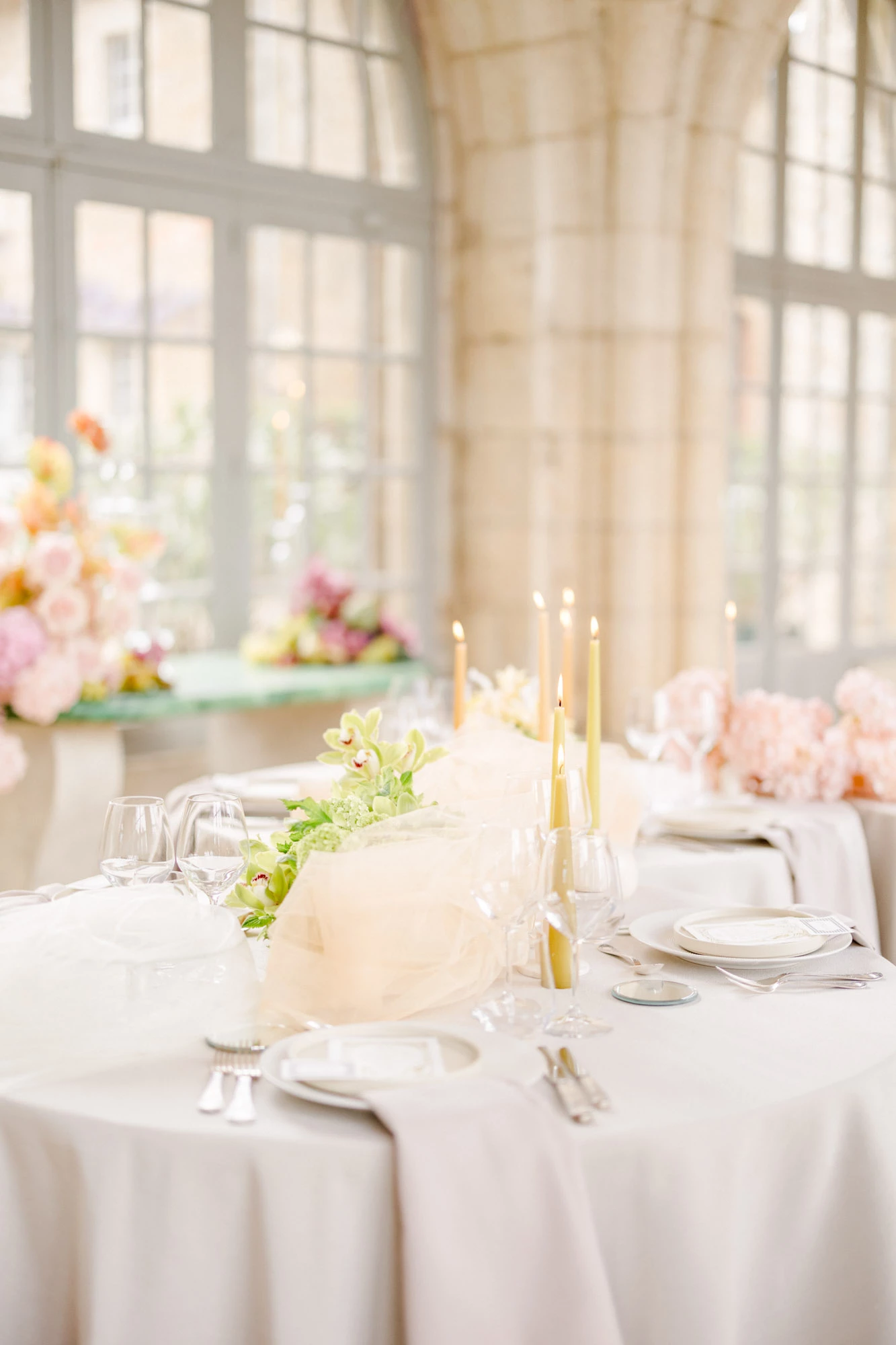 meubles vaisselle blanc verres à pied composition florale